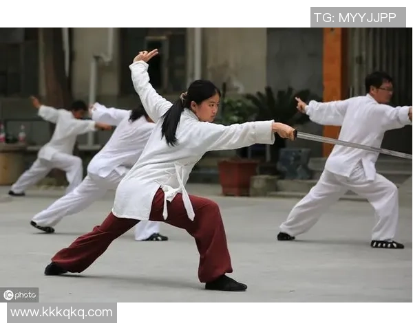 空手原生与萨迪斯的对决探讨武术哲学与实战技巧的深层次关系